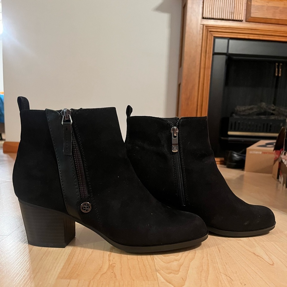 Cute everyday Black suede boot with a lil heel